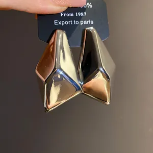 Nahaufnahme von unregelmäßigen geometrischen Metallsteckern mit glänzendem Finish