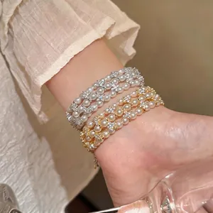 Elegante bracciale di perle multistrato vintage di lusso con accenti di strass a croce