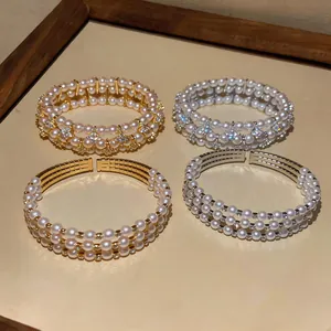Vista dettagliata di bracciali in perle multistrato con strass in oro e argento.