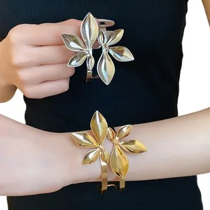Eleganter minimalistischer offener Armreif aus Metall mit Blattmotiv in Gold und Silber