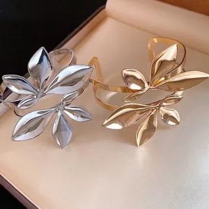 Elegante doppellagige, hohl ausgesschnittene Blatt-Armreifen in Gold und Silber