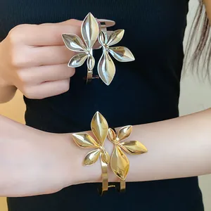 Detailansicht von hochwertigen gold- und silbernen doppelten Blattarmreifen am Handgelenk.