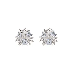 Eleganti orecchini a lobo a fiore in argento con cristalli di zirconia per donna.