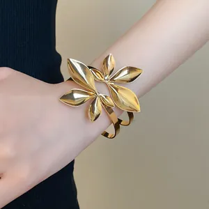 Eleganter goldener Metallarmreif mit doppellagigem Blattdesign für eine stilvolle Detailansicht
