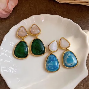 Orecchini a goccia geometrici in resina vintage in verde e blu marmo con montatura dorata