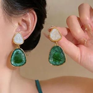 Orecchini pendenti geometrici in resina verde e bianca con montatura dorata vintage