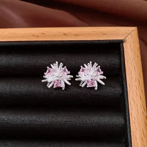 Dettaglio di eleganti orecchini a lobo a fiore con zirconi cubici rosa e bianchi