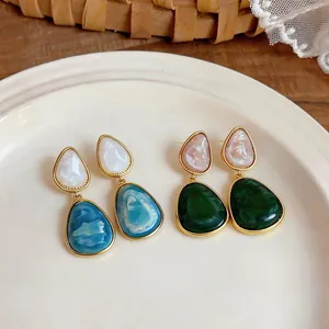 Orecchini a goccia geometrici in resina stile palazzo vintage con aghi in argento.