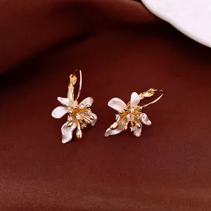 Boucles d'Oreilles Créoles en Cuivre Zirconia Fleur Vintage pour Femmes Élégantes Boucles d'Oreilles Florales en Émail Blanc Bijoux