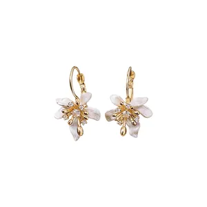 Boucles d'oreilles créoles fleurs en émail et zircon plaqué or au design rétro