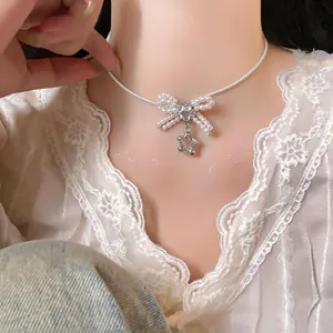 Primo piano di una collana di perle con un fiocco di perline e ciondolo a stella