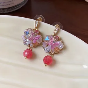 Boucles d'oreilles fleurs plaquées or 14K avec cristaux roses et perles, de style doux