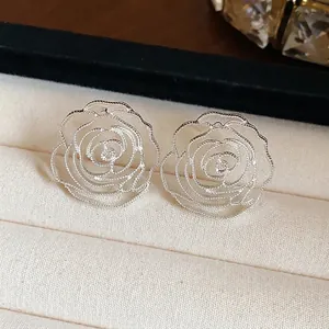 Eleganti orecchini a lobo a forma di rosa traforata argentata dal design minimalista