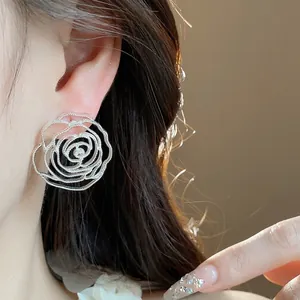 Eleganti orecchini a lobo a fiore traforato in argento con design a petali di rosa stratificati
