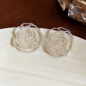 Eleganti orecchini a lobo a forma di rosa traforata con perno in argento bianco