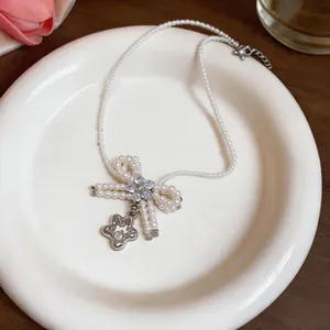 Elegante collana di perle fatta a mano con fiocco, fiore in zircone e ciondolo a stella.