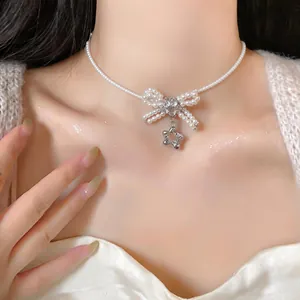Primo piano della collana a fiocco con perle stile francese e ciondolo a stella e zircone