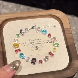 Vue détaillée d'un bracelet dopamine coloré avec des zircons de formes variées sur plateau