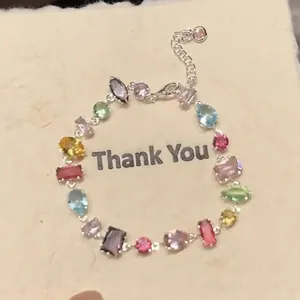 Vue détaillée du bracelet en zircon coloré avec des gemmes de formes variées