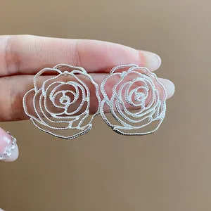 Vista dettagliata di eleganti orecchini a lobo a forma di rosa in argento traforato