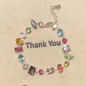 Gros plan d'un bracelet en zircon coloré de style dopamine avec pierres en forme de goutte