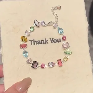 Vue détaillée d'un bracelet en zircon multicolore avec des pierres précieuses