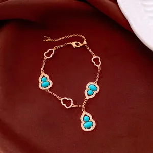 Dettaglio del bracciale hulu con pietre turchesi e zirconi in stile vintage