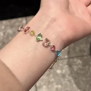 Détail scintillant d'un bracelet en CZ coloré avec pierres en goutte et carrées