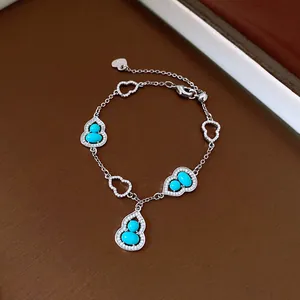 Dettaglio del bracciale hulu in argento con pietre turchesi e maglie a cuore