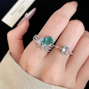 Vue détaillée d'une bague multicouche en argent avec zircon vert en forme de poire