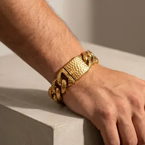 Nahaufnahme des 20 mm breiten goldfarbenen Herren-Cuban-Armbandes mit Hammerschlag-Optik