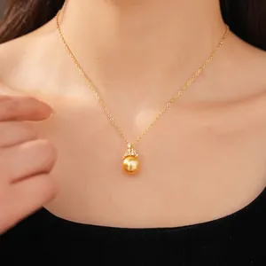 Élégant collier plaqué or 18 carats avec un pendentif en perle dorée serti de zircons