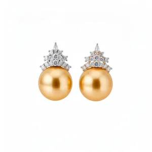 Boucles d'oreilles élégantes en perles dorées avec couronne en zircone pour femme.