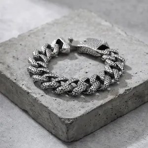 Makro-Detailansicht eines 20mm gehämmerte Textur Edelstahl schwere Panzerarmband für Herren