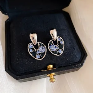 Eleganti orecchini vintage con perno in argento, strass blu e design a cuore traforato
