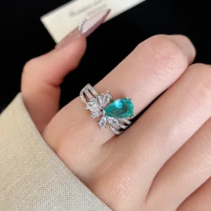 Vue détaillée d'une bague luxueuse avec zircon vert émeraude en forme de goutte d'eau