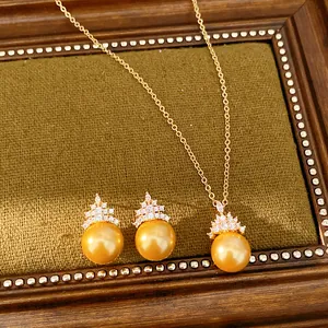 Élégant ensemble de bijoux plaqués or 18 carats avec perles dorées et zircons brillants