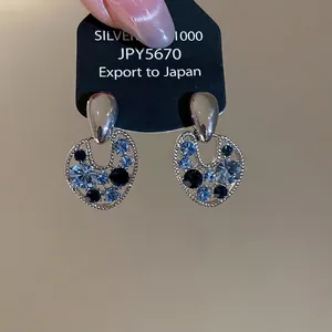Orecchini vintage in argento con cristalli blu e raffinato design traforato di lusso