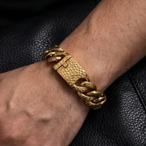 Makro-Detail des 20 mm breiten goldene Cuban Link Armband mit Hammerschlag-Optik