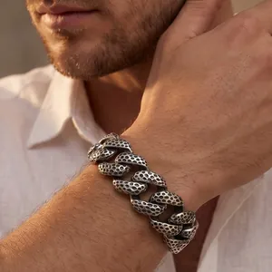 Nahaufnahme des 20 mm breiten gehämmerten Edelstahl-Panzerarmbands für Männer