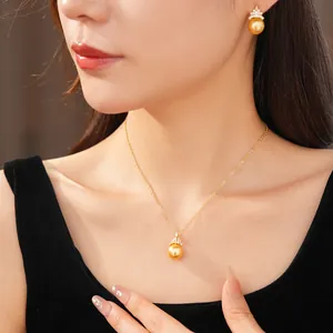 Détail élégant d'un ensemble collier de perles dorées 18k avec zircons sur le modèle