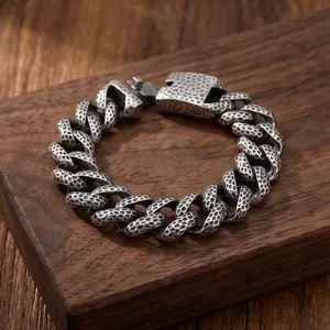 Nahaufnahme von 20mm breitem Edelstahl-Panzerarmband mit Hammerschlag-Textur