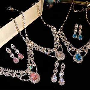 Élégante parure de bijoux étincelante en strass avec collier goutte et boucles d'oreilles