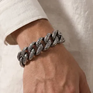 Detailansicht eines 20 mm breiten Herren-Cuban-Armbands aus Edelstahl mit Hammerschlag