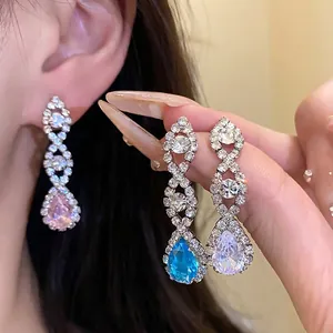 Élégant ensemble de boucles d'oreilles en zircone rose, bleu et blanc étincelant.