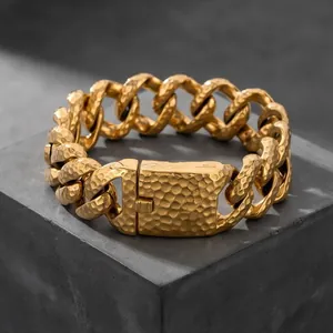 Detailansicht eines 20 mm breiten, goldfarbenen Panzerarmbands aus Edelstahl für Herren.