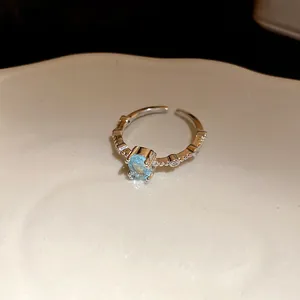 Vue détaillée d'une bague ajustable argentée avec un zircon bleu de forme ovale