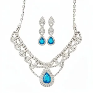 Parure collier et boucles d'oreilles élégante avec gouttes bleues et cristaux étincelants