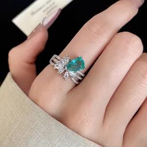 Détail macro exquis d'une bague ouverte à trois couches avec un zircon poire turquoise