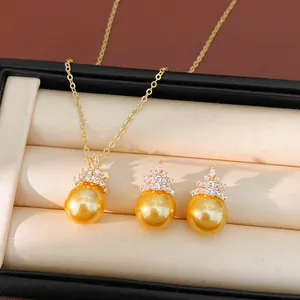 Vue détaillée de l'ensemble de bijoux en perles dorées avec détails en zircon